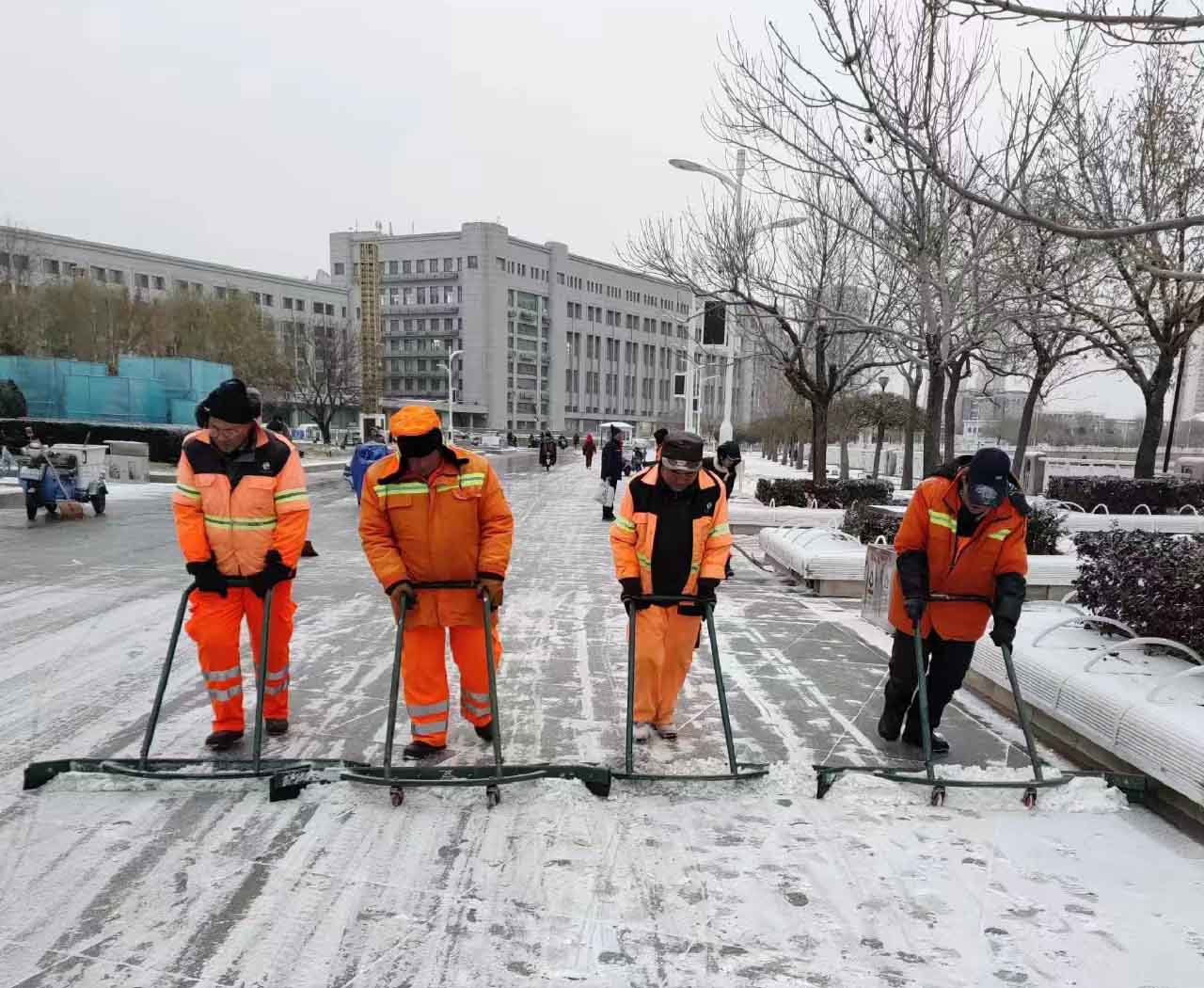 以雪为令 保障出行 | 大雪纷飞而至，918博天堂人清雪忙